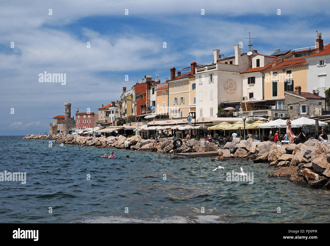 Vue de la ville de l'Istrie slovène de Piran sur la côte Adriatique avec Punta phare de Bonaventure Banque D'Images