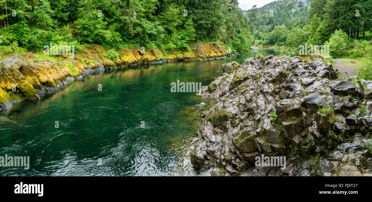 Vue panoramique sur le Nord de la rivière Umpqua avec rock formation le long de la route US 138, Cascade Range, Oregon, USA. Banque D'Images