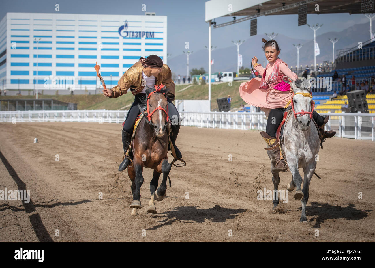 Le lac Issyk-Koul, Kurgyzstan, 6 septembre 2018 : jeu de Kuu Kyz où guy neds pour attraper une dame sur un cheval et lui donner un baiser Banque D'Images