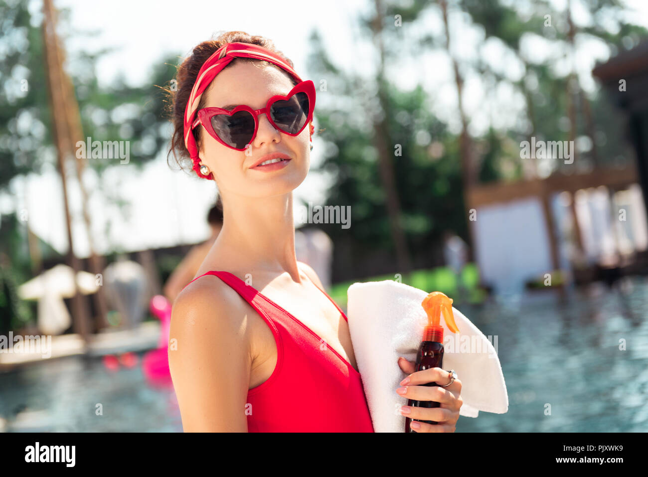 Heureux jeune femme joyeuse qui veulent bronzer Banque D'Images