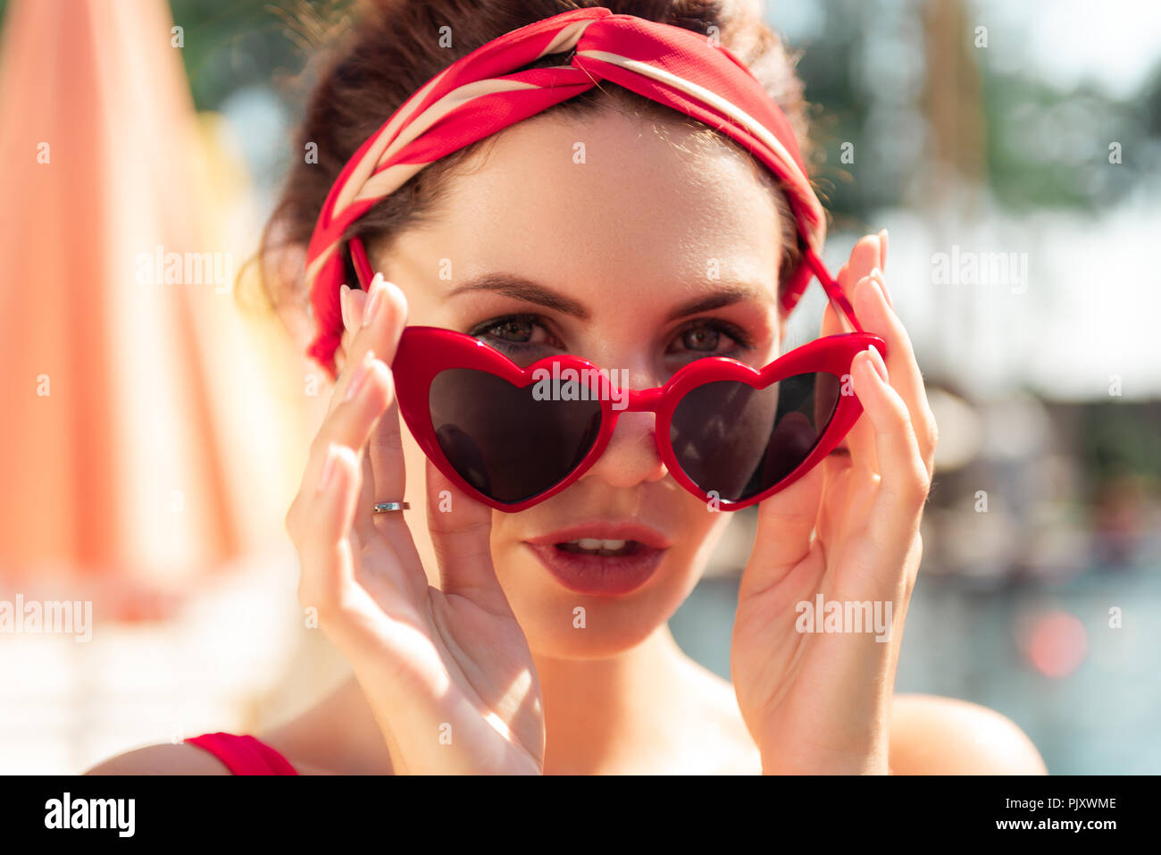 Portrait d'une jolie femme à la mode en lunettes Banque D'Images