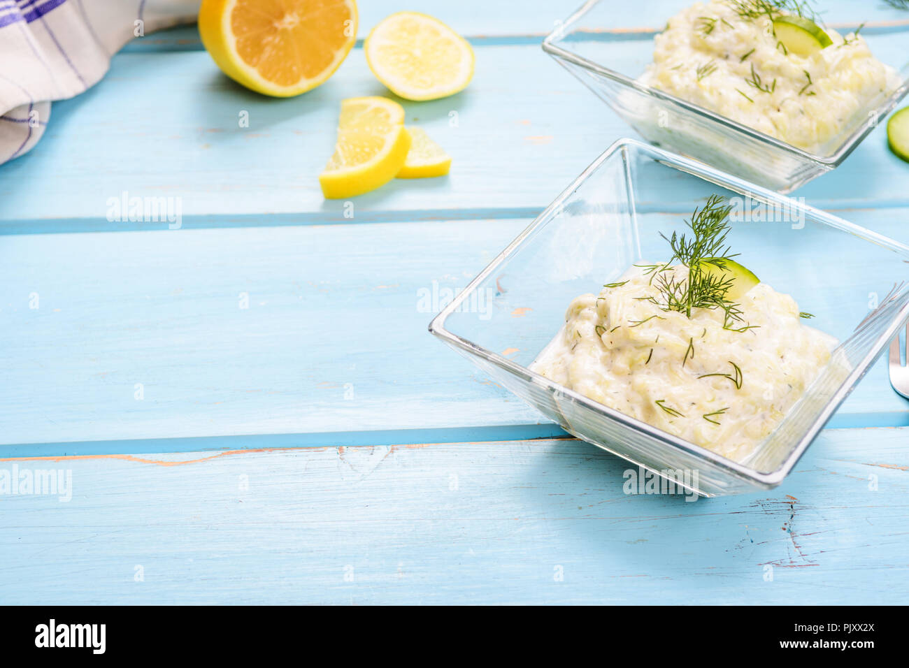 La cuisine grecque traditionnelle de tzatziki. Sauce de concombre, l'ail, l'aneth et yogourt Banque D'Images