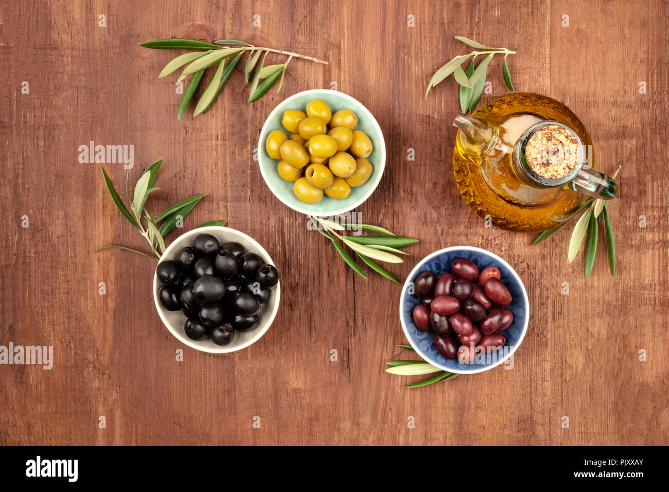 Photo prise à la verticale de différentes olives et huile d'olive avec copie espace Banque D'Images