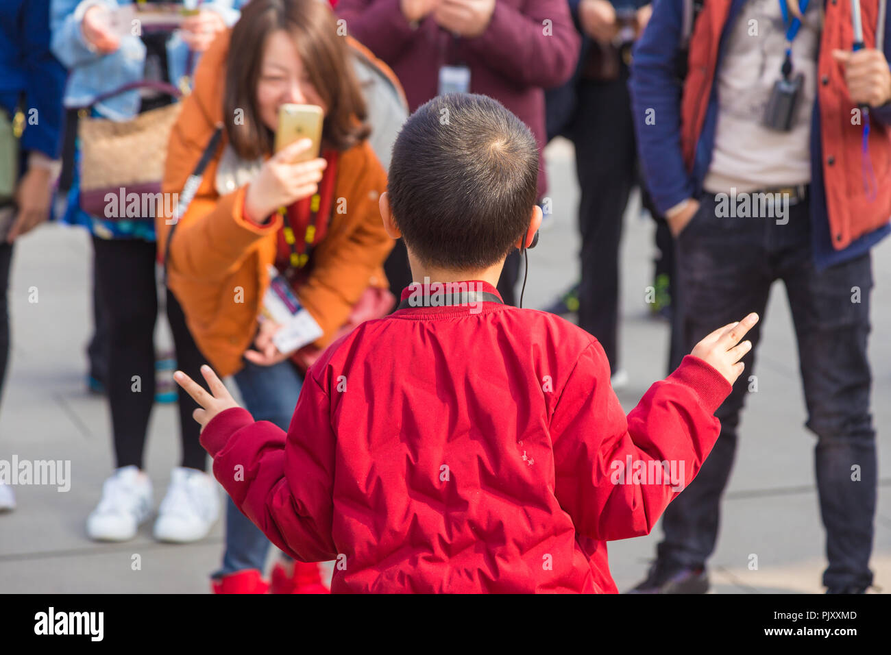 XIAN, CHINE - 10 mars 2018 - tourisme chinois garçon pose pour une photo prise par sa maman à Xian, Chine le 10 mars 2018 Banque D'Images