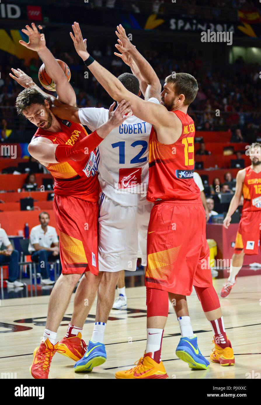 Pau et Marc Gasol (Espagne), à la défense de Rudy Gobert (France). Coupe du  monde de basket-ball de l'Espagne 2014 Photo Stock - Alamy