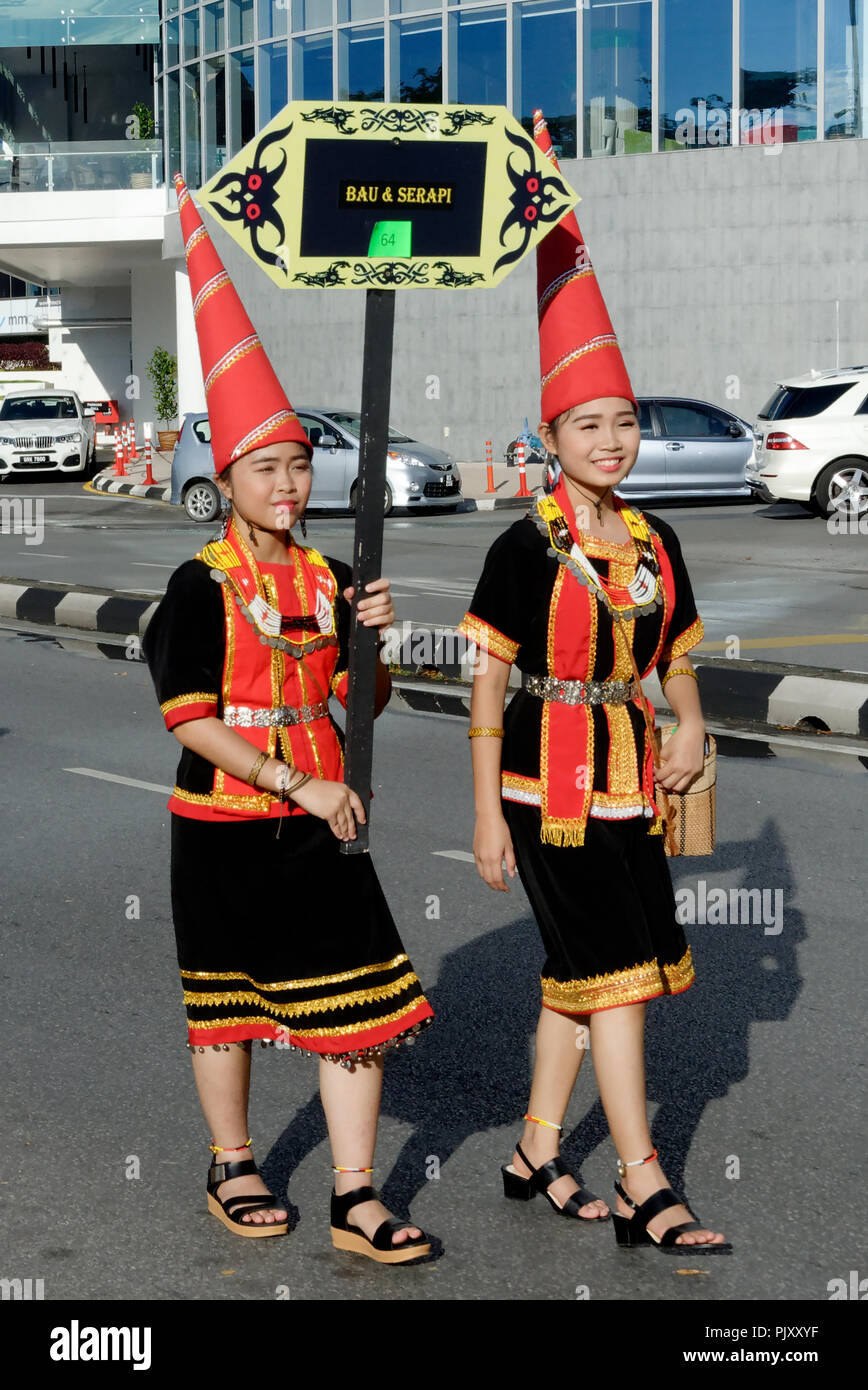 Deux femmes en chapeaux pointus à la tête d'un groupe pendant la parade de  Gawai, Kuching, Malaisie Photo Stock - Alamy