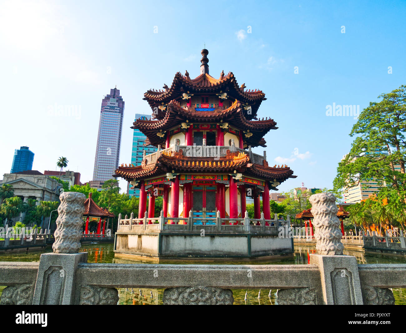 La pagode de style chinois dans l étang à Taipei 228 Peace Memorial Park Banque D'Images