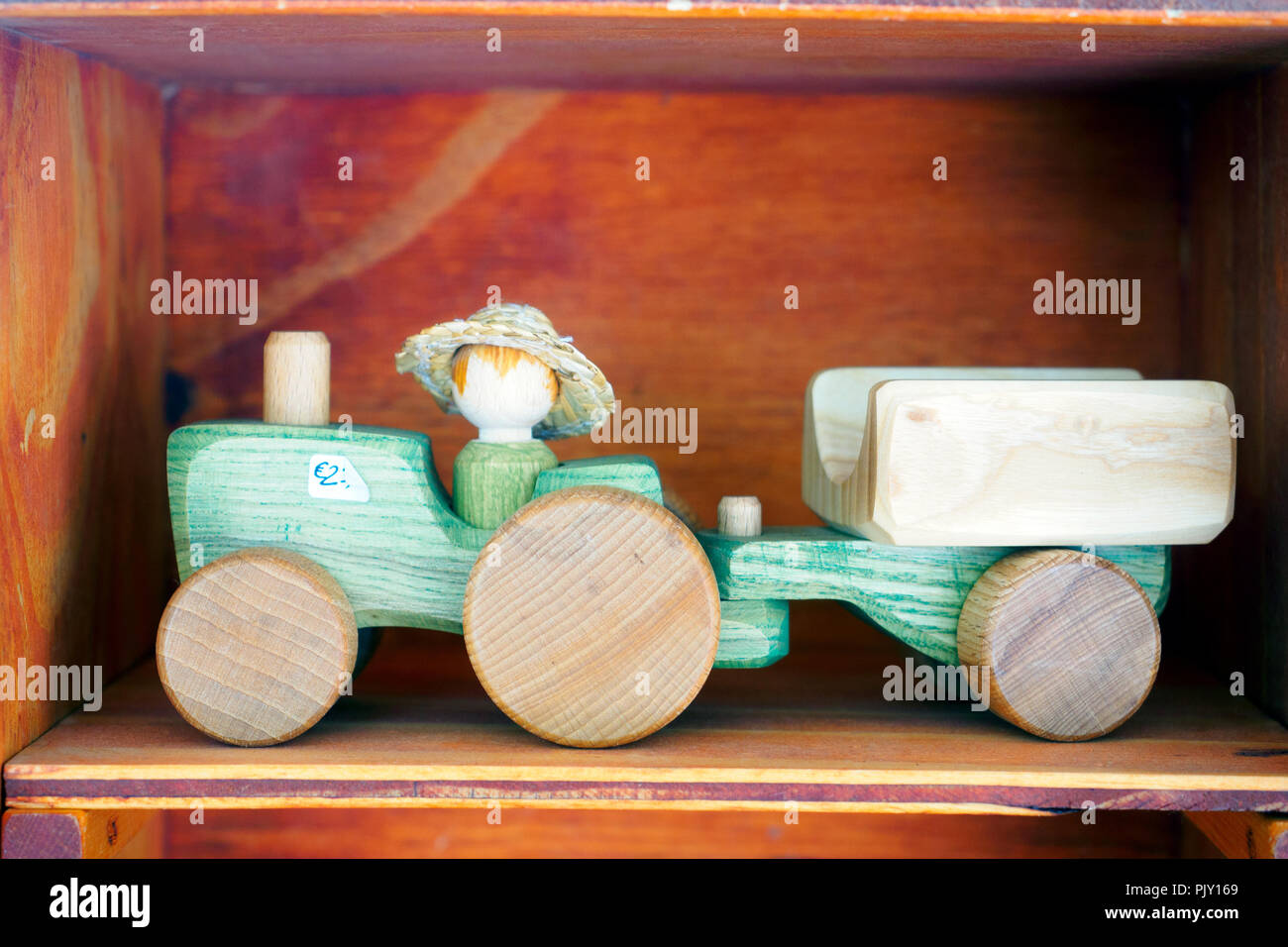 Tracteur jouet en bois à vendre dans un magasin - Bruges, Belgique Banque D'Images