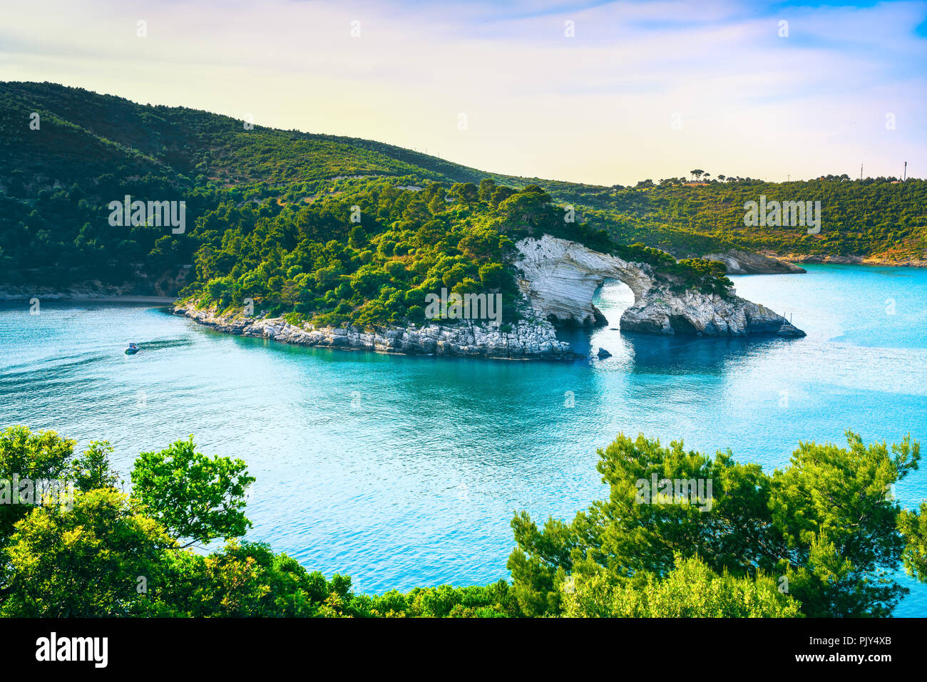 Vieste, San Felice Arch Rock Bay, la péninsule du Gargano, Pouilles, Italie du sud, l'Europe. Banque D'Images