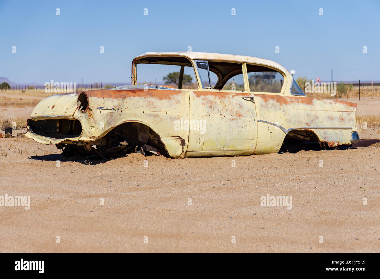 Vieille voiture blanche dans la région de desert rotten Banque D'Images