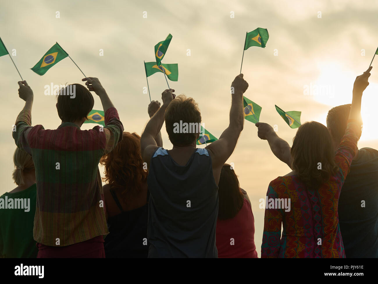 Groupe de personnes agitant des drapeaux du Brésil. Banque D'Images