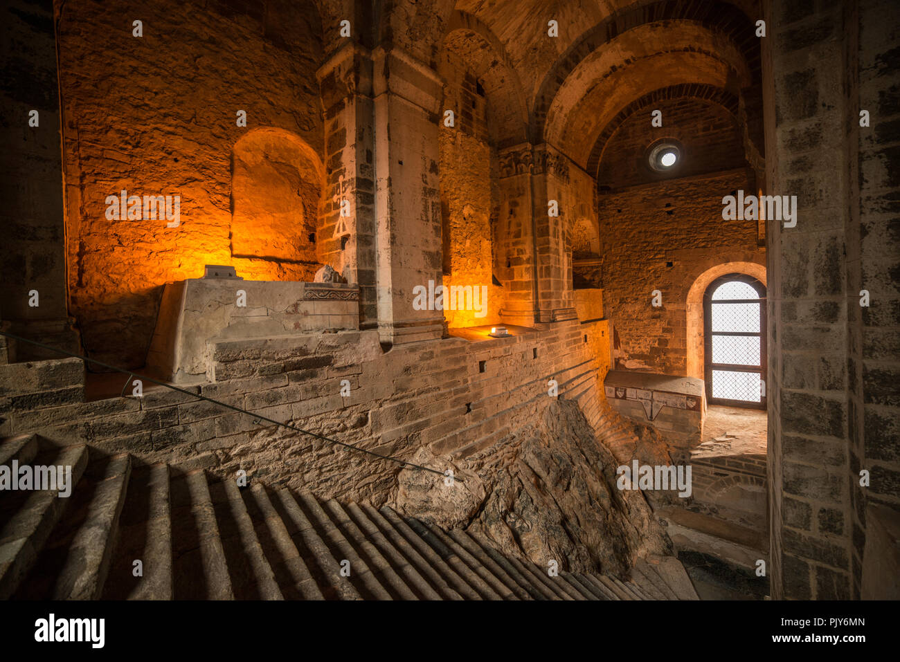 Sacra di San Michèle, Torino, Scolone dei morti, intérieurs. Banque D'Images