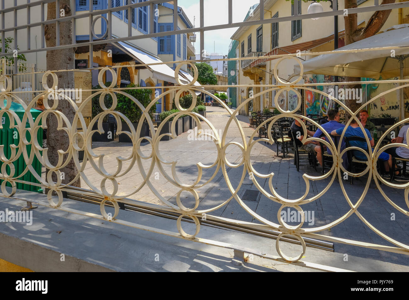 Nicosie, Chypre - 14 mai 2018 : à la frontière à travers le métal de l'église Sainte Marie dans le centre de Nicosie. Vue sur rue étroite avec table Banque D'Images