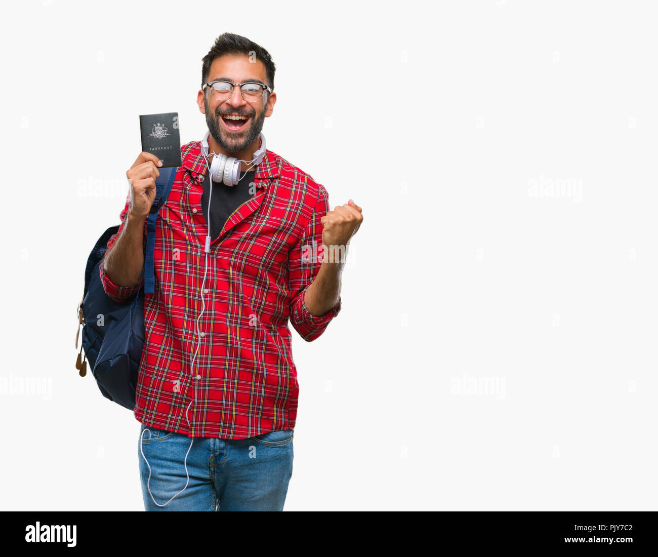 Adult hispanic man holding étudiant passeport d'Australie sur fond isolé crier fier et célébrer la victoire et le succès très excité, ch Banque D'Images