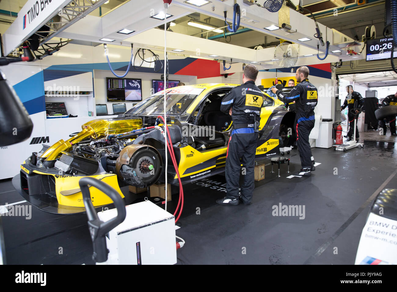 Misano Adriatico, Italie - 25 août 2018 : une BMW M4 DEUTSCHE POST de l'équipe BMW DTM RMR, entraîné par Timo Glock, pendant la course à Misano DTM à Misano Banque D'Images