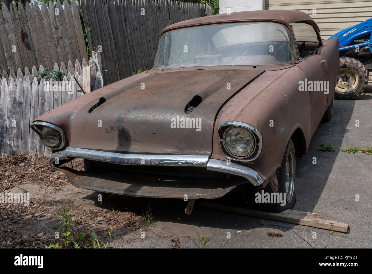 Pince à Cravate Vintage Jalopy Voiture - Émaillée Rouge, Finition Or, Occasion