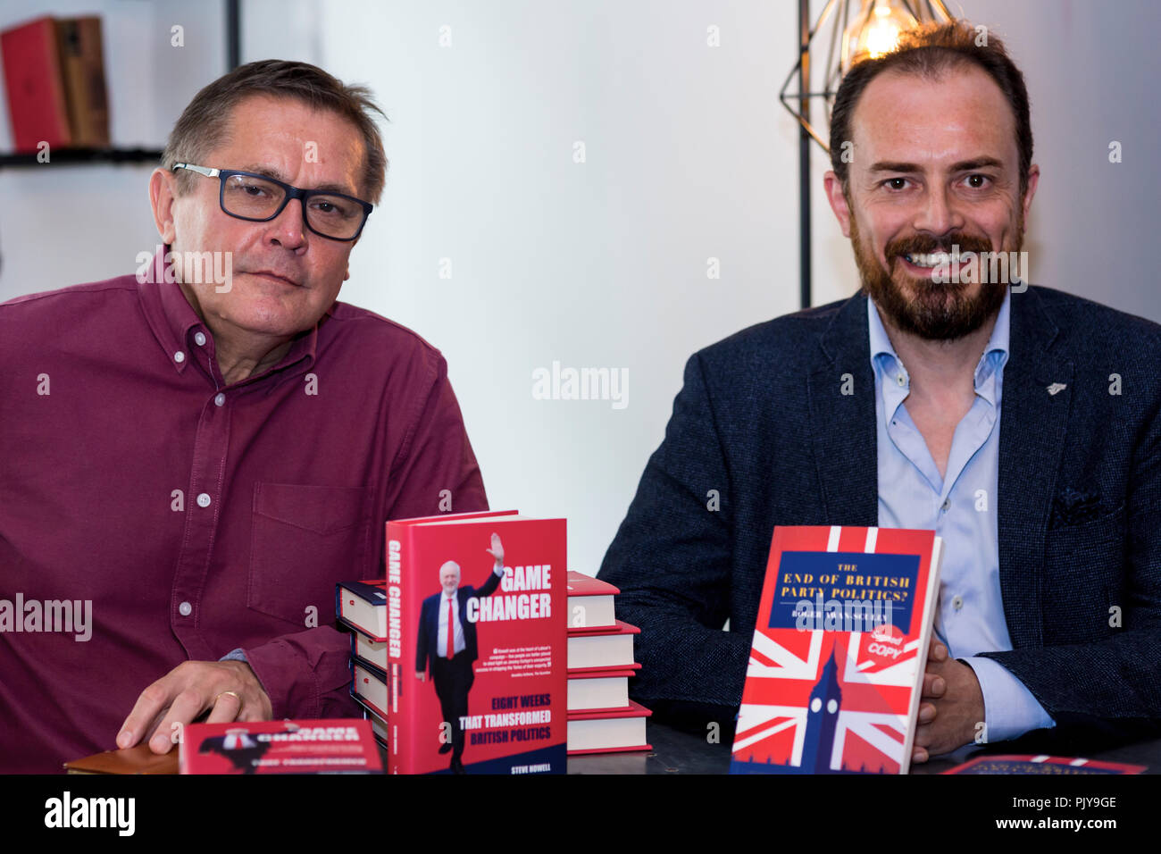 Cardiff, Royaume-Uni. Septembre 2018. Steve Howell et Roger Scully posent avec leurs livres au festival du livre de Cardiff. Banque D'Images