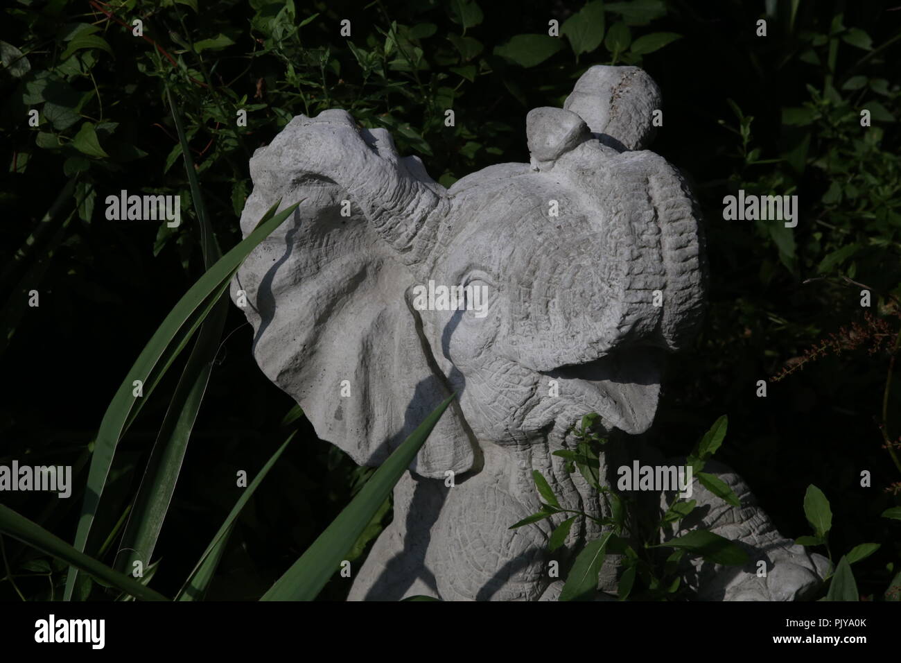 Décorations d'éléphants dans le jardin de l'arbre Banque D'Images