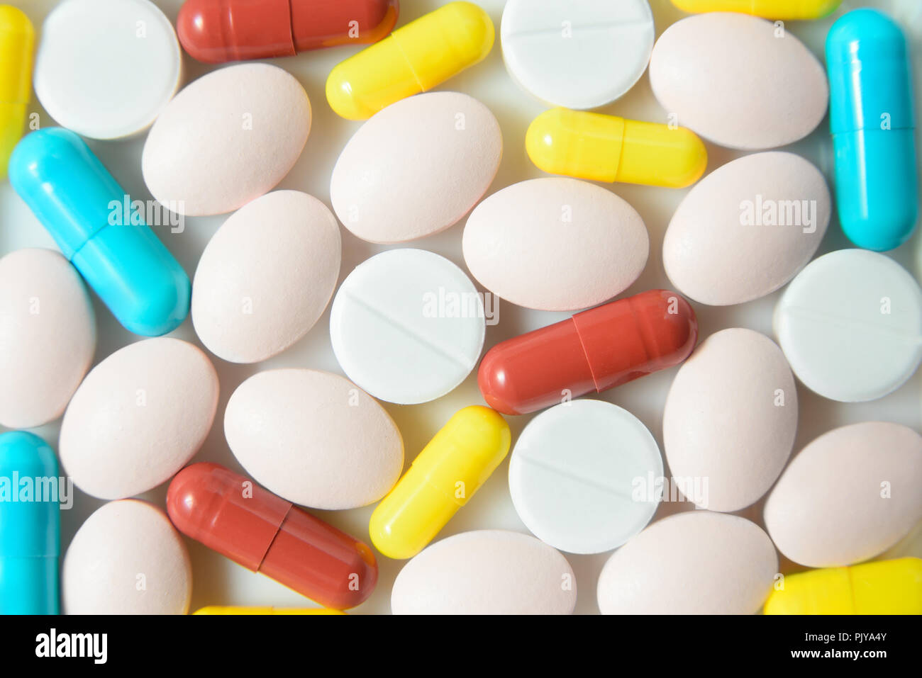 Tas de comprimés assortis Banque D'Images