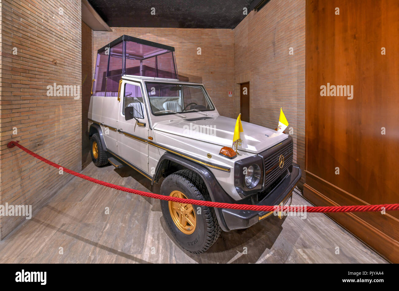 Vatican - le 23 mars 2018 : l'un, papamobile spécialement conçu véhicule à moteur utilisé par l'Église catholique romaine Le Pape au cours d'apparitions publiques. Banque D'Images