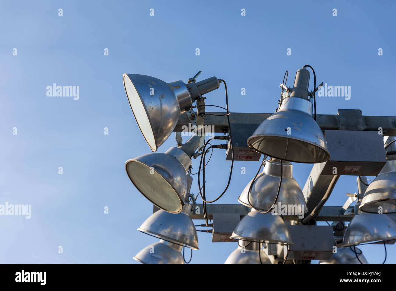 Des projecteurs rack contre le ciel Banque D'Images