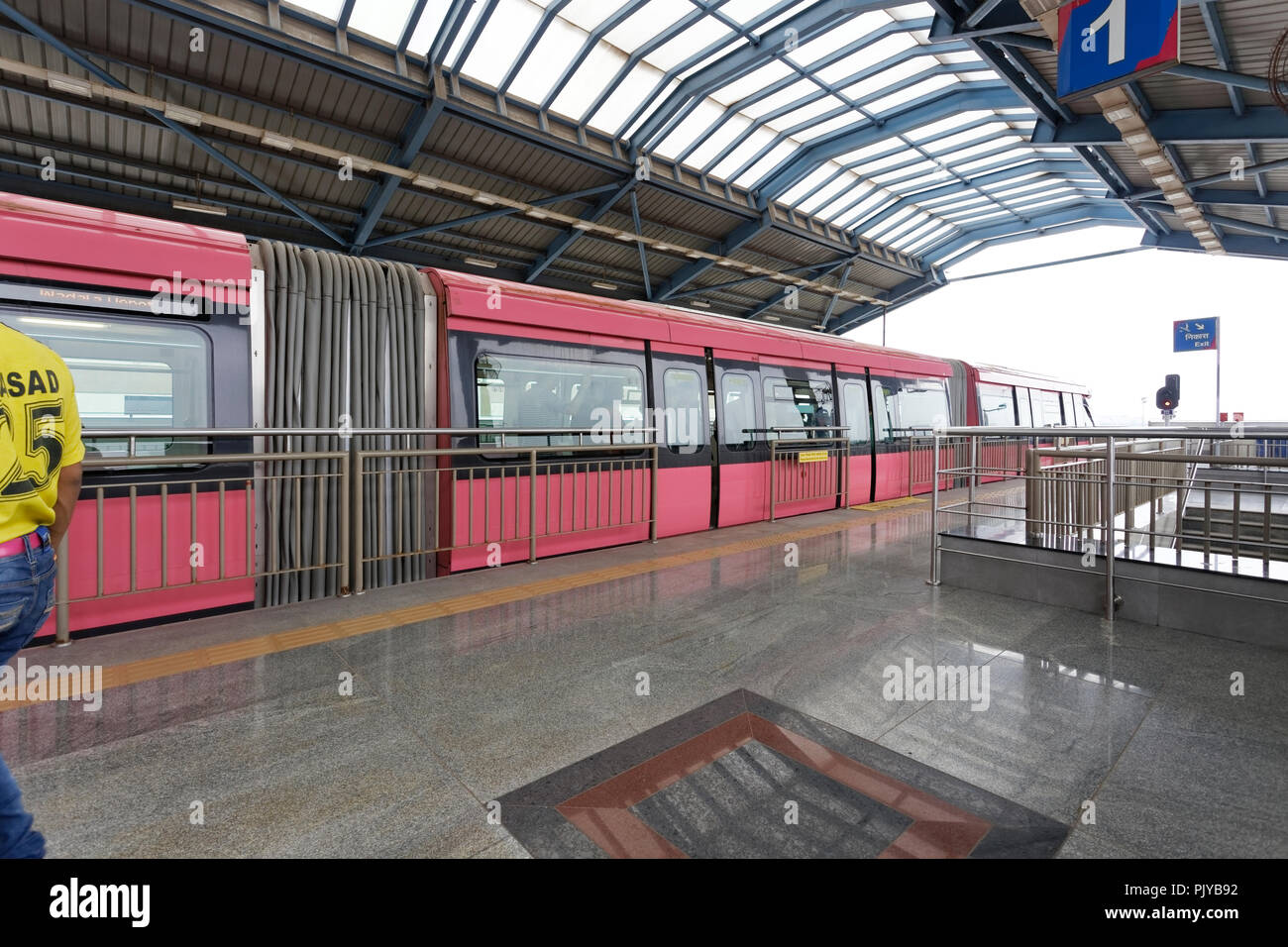 Circulation du train monorail de Mumbai et de navetteurs assis et debout dans le mono. Moderne, confortable, rapide, neuves et d'air conditionné moyen de transport. Banque D'Images