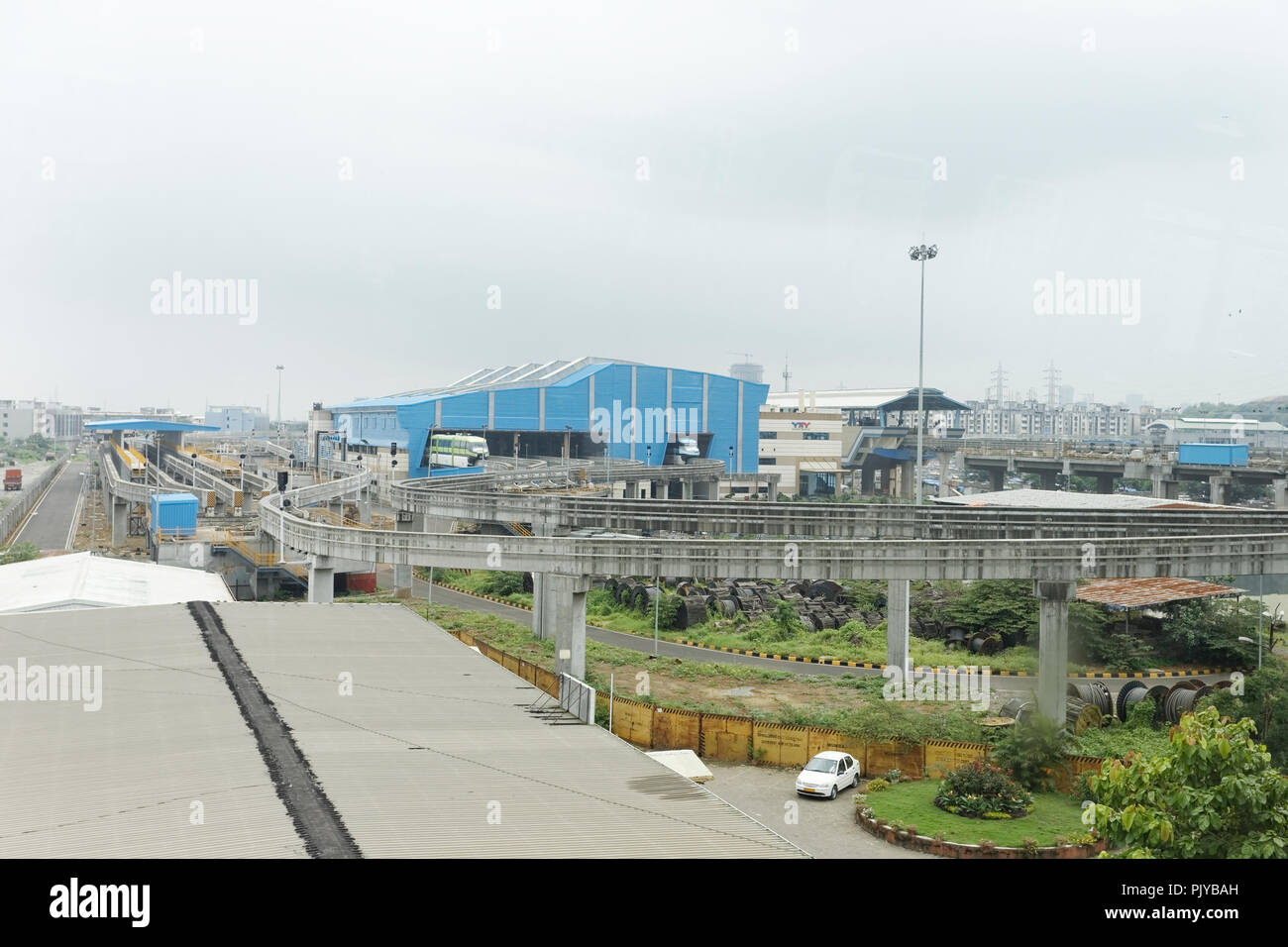 Vue de Mumbai train monorail cour. Moderne, confortable, rapide, neuves et d'air conditionné moyen de transport à Mumbai en Inde. Banque D'Images