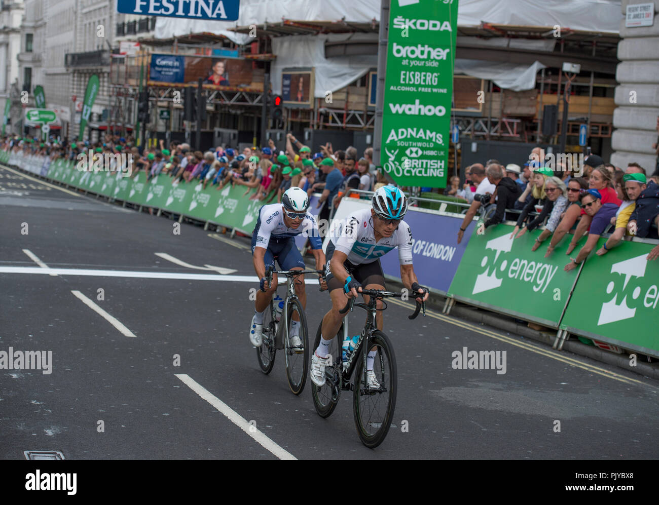 L'OVO Energy Tour of Britain Londres Stade 8, une tour 14 circuit dans le centre de Londres devant des foules entières. Credit : Malcolm Park/Alamy. Banque D'Images