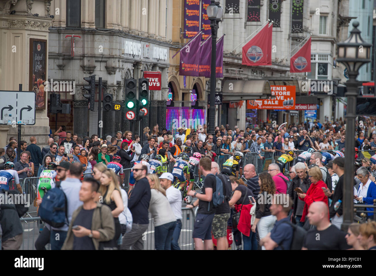 L'OVO Energy Tour of Britain Londres Stade 8, une tour 14 circuit dans le centre de Londres devant des foules entières. Credit : Malcolm Park/Alamy. Banque D'Images