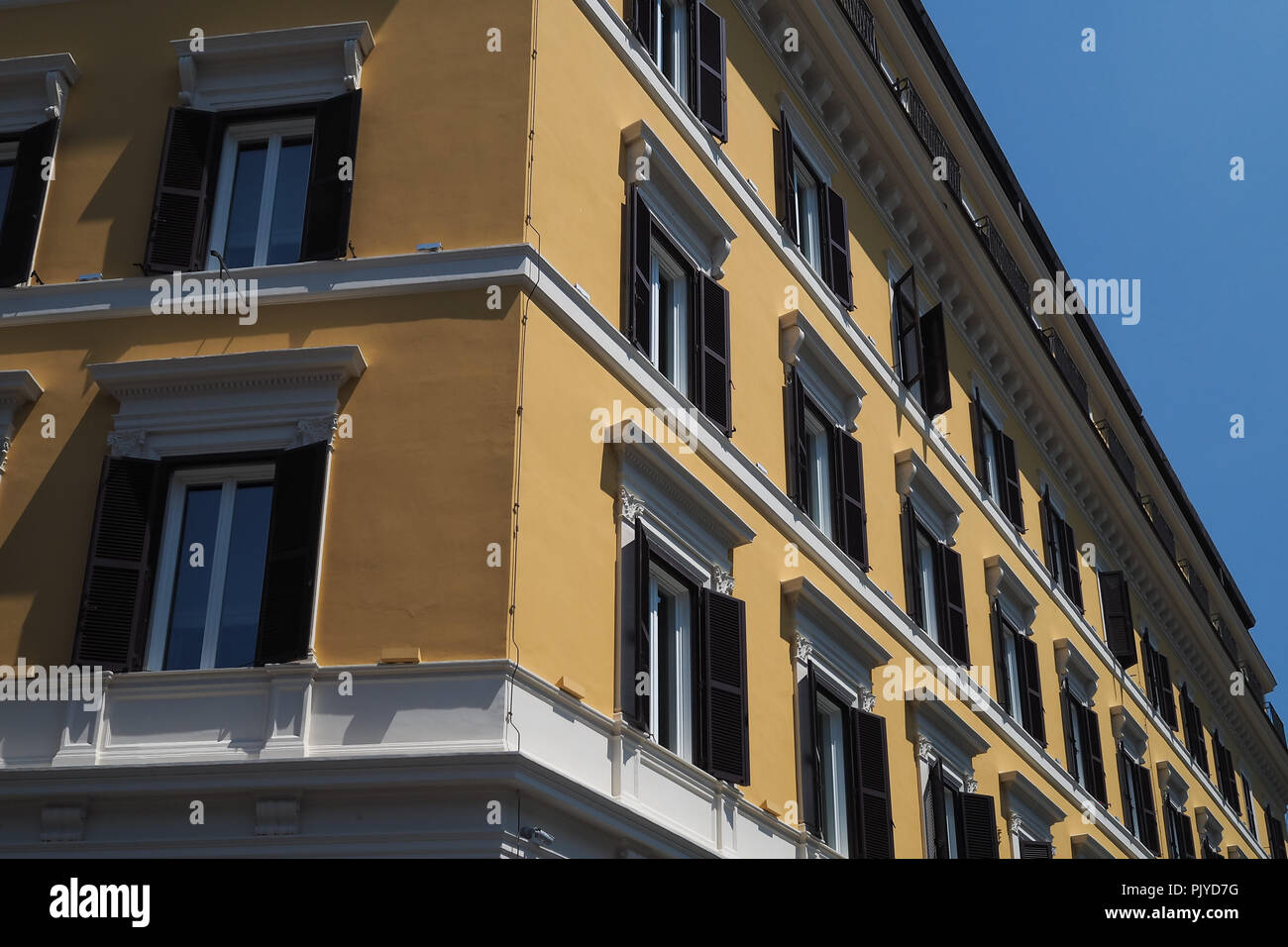 La façade de l'immeuble jaune avec windows, Rome Banque D'Images