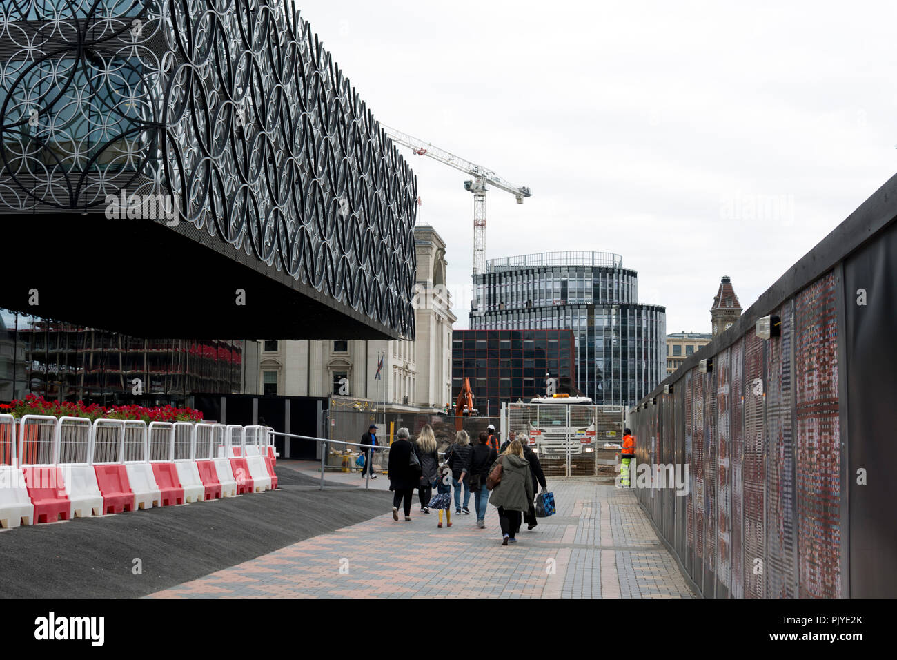 Un parcours pédestre par la Bibliothèque de Birmingham au cours de la Paradise Circus, Birmingham, Royaume-Uni Banque D'Images