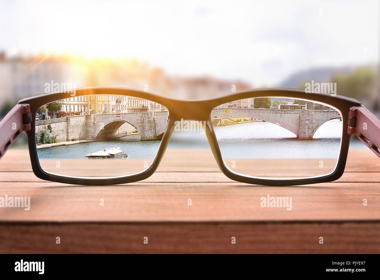 Concept de la vue avec des lunettes de correction sur un pont les mains courantes se concentrant sur un paysage urbain. Vue de face. Composition horizontale Photo Stock Alamy