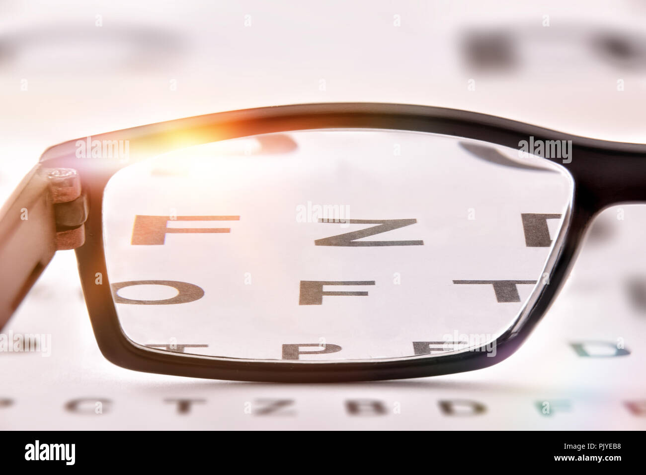 Concept de révision de l'œil avec la feuille avec des lettres et des lunettes de correction. Vue de face. Composition horizontale Banque D'Images