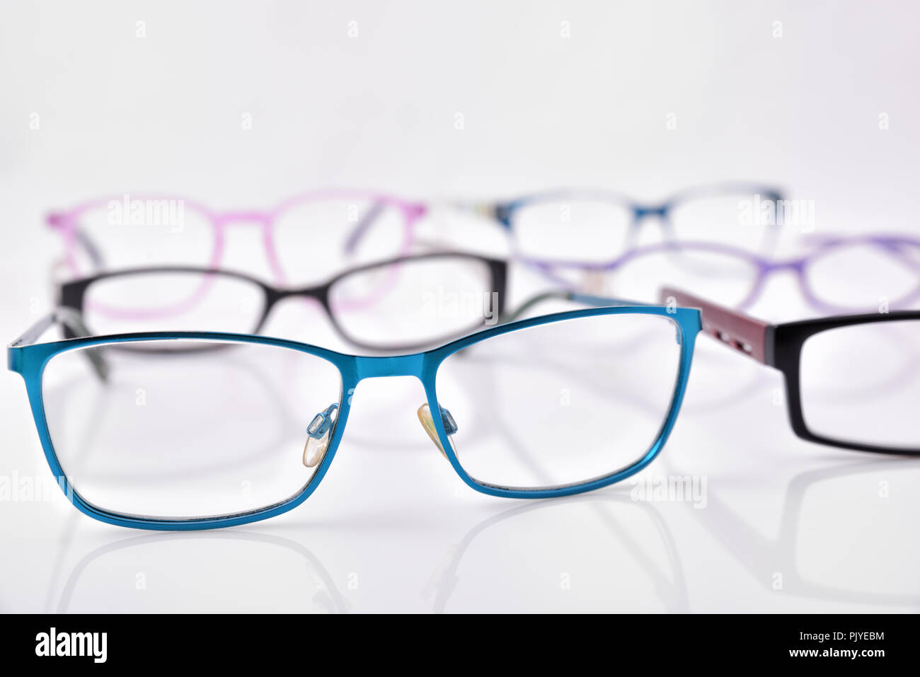 Stand de lunettes sur tableau blanc dans un magasin avec des lunettes. View avant. Composition horizontale Banque D'Images