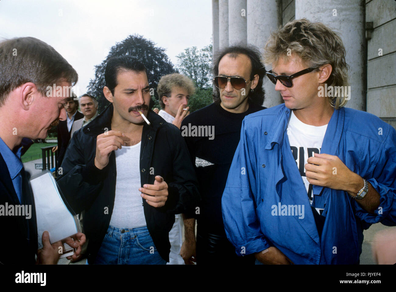 Reine (v.l. Unbekannt, Freddie Mercury, John Deacon, Unbekannt, Roger Taylor le 13.08.1984 à München/Munich. Dans le monde d'utilisation | Banque D'Images