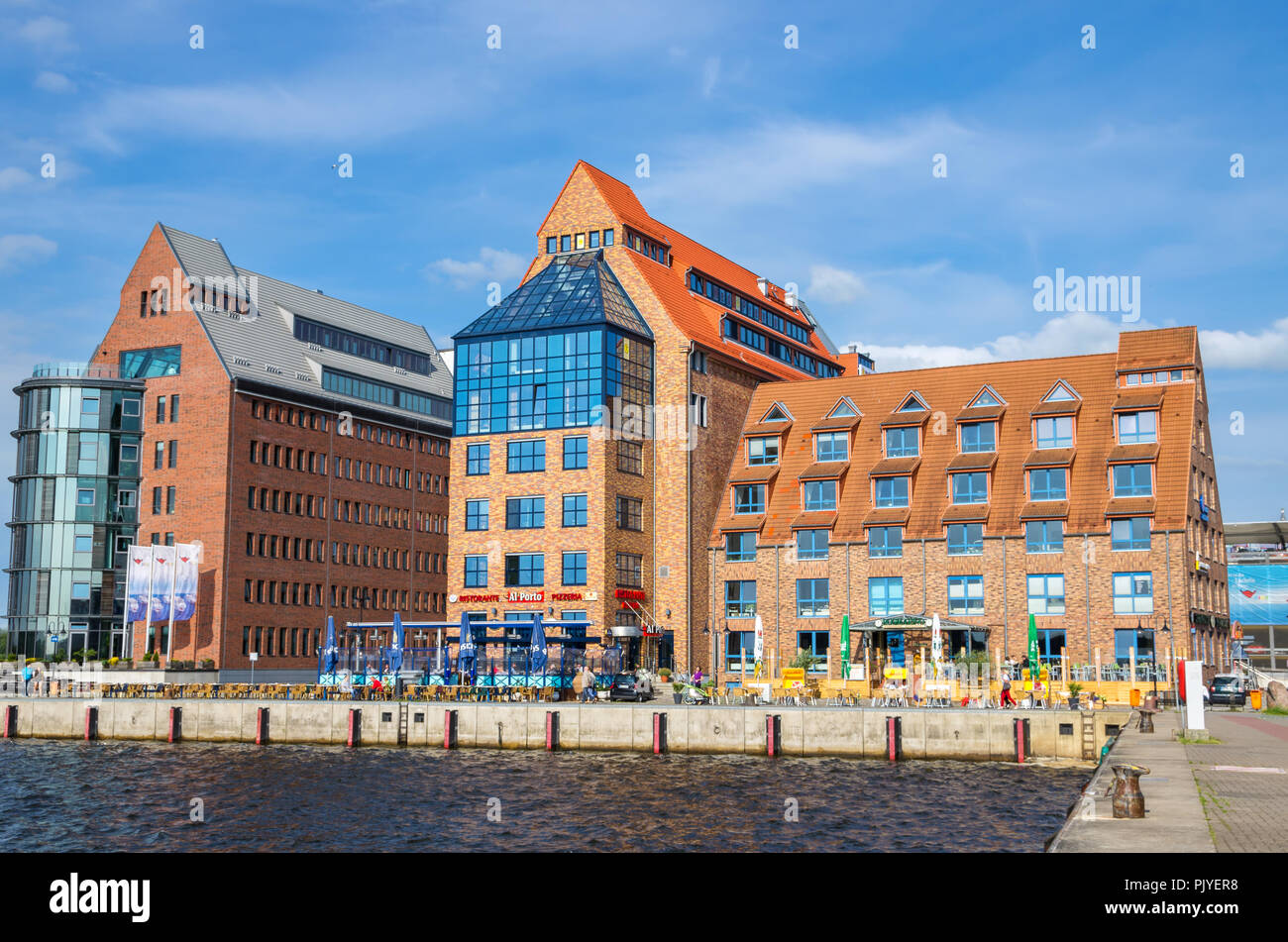 Vue sur les immeubles de bureaux (Speicher) dans le port de la ville et de la rivière Warnow. Rostock. Allemagne Banque D'Images