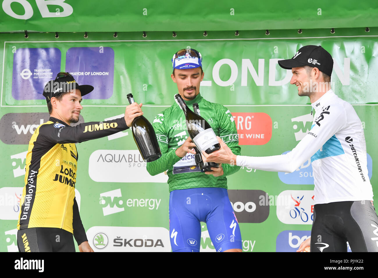 Londres, Royaume-Uni. 09Th Nov, 2018. Julian Alaphilippe (délicieuses étages) a été couronné l'énergie OVO 2018 Tour de Bretagne comme l'équipe Sky's Wout Poels gagne la 2e et de l'équipe Lotto NL - Jumbo's Primoz Roglic en 3ème place sur la dernière étape célèbrent après la course finale au cours de 2018 l'énergie OVO Tour of Britain - Étape 8 : la scène londonienne le Dimanche, Septembre 09, 2018, London England : Crédit : Taka Wu/Alamy Live News Banque D'Images