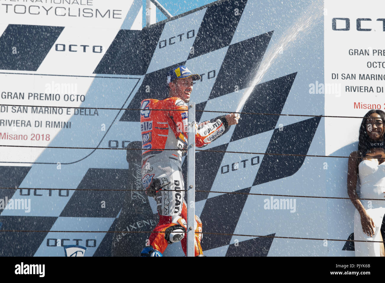 Felicity sur le podium fin de la course 04 Andrea Dovizioso ITA Ducati Team Ducati MOTOGP au "Misano World Circuit Marco Simoncelli", Italie 13e ronde de championnat MotoGP mot Gran Premio Octo di San Marino e della Riviera di Rimini 07 set - set 09 , 2018 à Misano Italie Banque D'Images