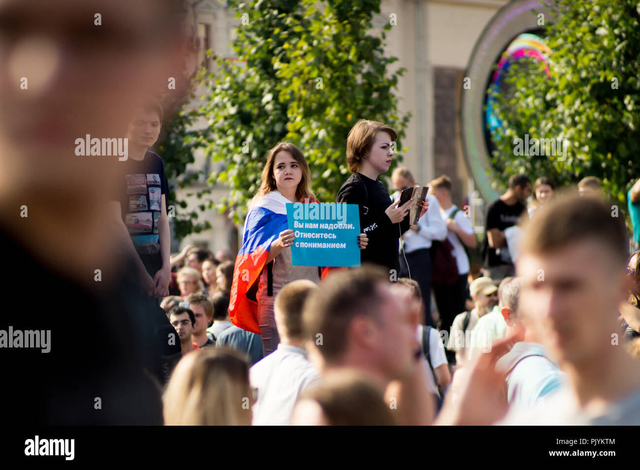 Moscou, Russie. 9 septembre 2018. Une jeune femme tenant une pancarte disant "Nous sommes fatigués de vous. Faire preuve de compréhension." lors d'un rassemblement contre le gouvernement russe à Moscou, où les militants de l'opposition se sont réunis pour exprimer le ressentiment au sujet du prochain refrom pension. Credit : Chukanov Romain/Alamy Live News Banque D'Images