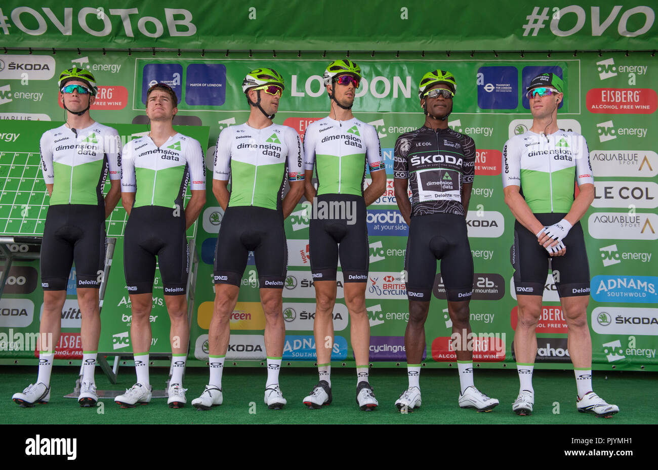 Londres, Royaume-Uni. 9 Septembre, 2018. L'OVO Energy Tour of Britain Londres Stade 8 se termine par un 14 tours de circuit dans le centre de Londres sur routes fermées en face de grandes foules et couvrant 77km à une vitesse de 80km/h, départ et arrivée sur la rue Regent St James's près de Piccadilly Circus. Les données de la dimension de l'équipe sont introduits à la foule avant le début de la course. Credit : Malcolm Park/Alamy Live News. Banque D'Images