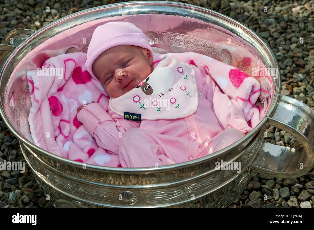 03320 West Cork, Irlande. 9 Septembre, 2018. Dans le cadre de la Sam Maguire week-end, un événement a eu lieu à battage, le Malabracka Sam Maguire Homestead. La Coupe Sam Maguire était présent et beaucoup de gens ont eu l'occasion de se faire prendre en photo avec la pièce d'argenterie. Profitant de sa première expérience d'un GAA cup est 2 1/2 semaine Aoibhinn Kingston du Ballineen. Credit : Andy Gibson/Alamy Live News. Banque D'Images