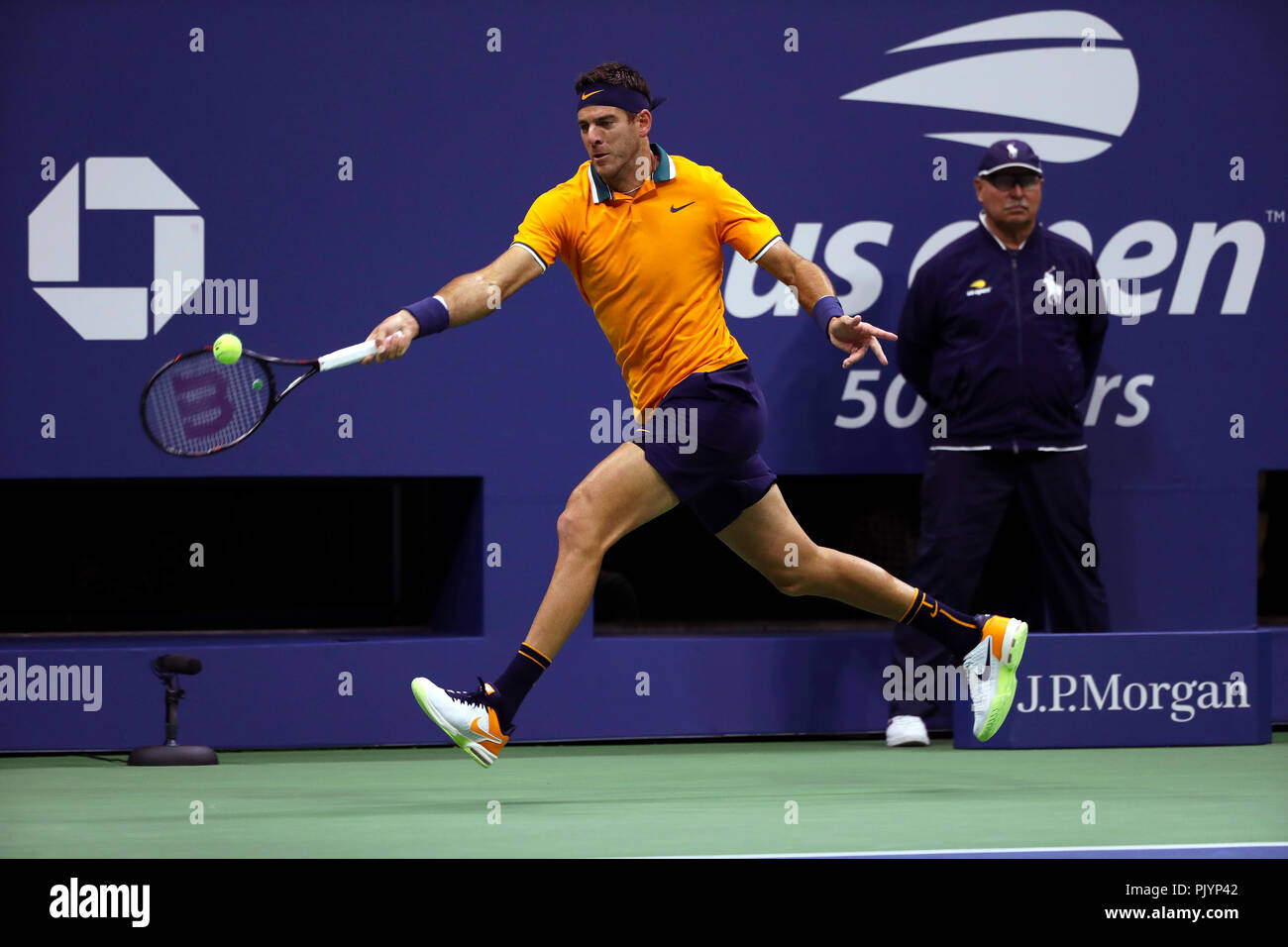 Flushing Meadows, New York, USA. 9 septembre 2018 : US Open de Tennis : Juan Martin del Potro d'Argentine hits une forhand pour Novak Djokovic de Serbie dans l'US Open finale chez les hommes. Crédit : Adam Stoltman/Alamy Live News Banque D'Images