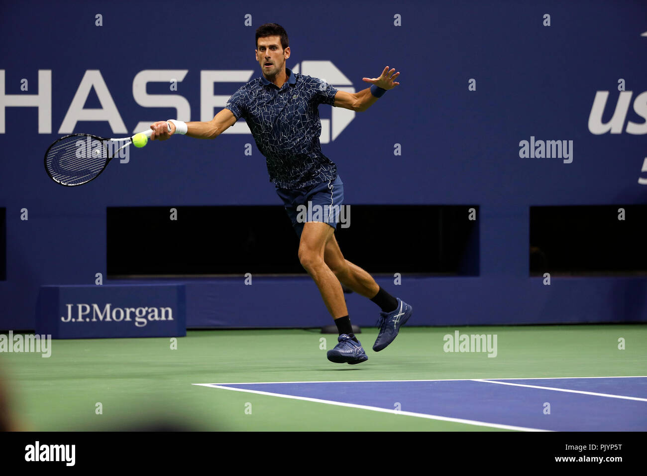 Flushing Meadows, New York, USA. 9 septembre 2018 : US Open de Tennis : Novak Djokovic de Serbie frappe un coup droit retourner contre Juan Martin del Potro à la finale chez les hommes de l'US Open. Djokovic a remporté le match en 5 sets pour recueillir son troisième US Open et 14e titre du grand chelem dans l'ensemble. Crédit : Adam Stoltman/Alamy Live News Banque D'Images