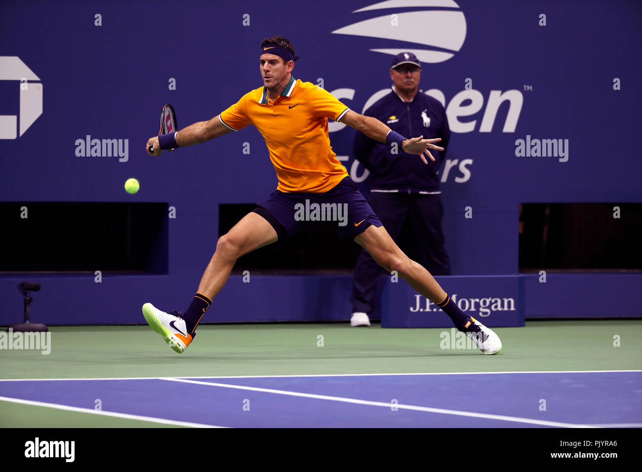 Flushing Meadows, New York, USA. 9 septembre 2018 : US Open de Tennis : Juan Martin del Potro d'Argentine hits un coup droit d'exécution pour le Paris de la Serbie dans l'US Open finale chez les hommes. Crédit : Adam Stoltman/Alamy Live News Banque D'Images