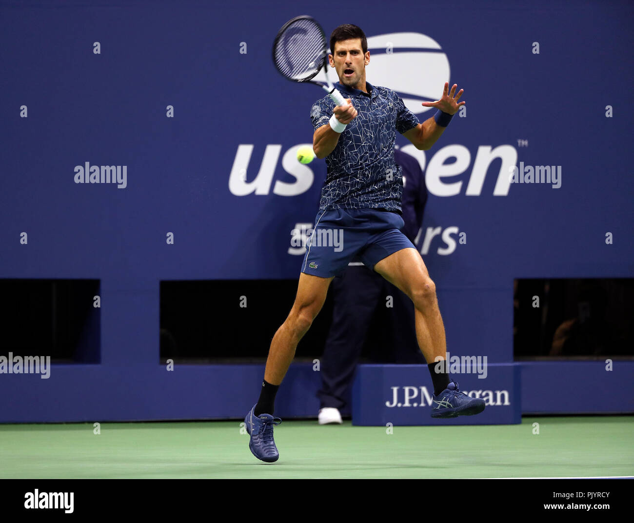 Flushing Meadows, New York, USA. 9 septembre 2018 : US Open de Tennis : Novak Djokovic de Serbie frappe un coup droit retour à Juan Martin del Potro, de l'Argentine à l'US Open finale chez les hommes. Crédit : Adam Stoltman/Alamy Live News Banque D'Images