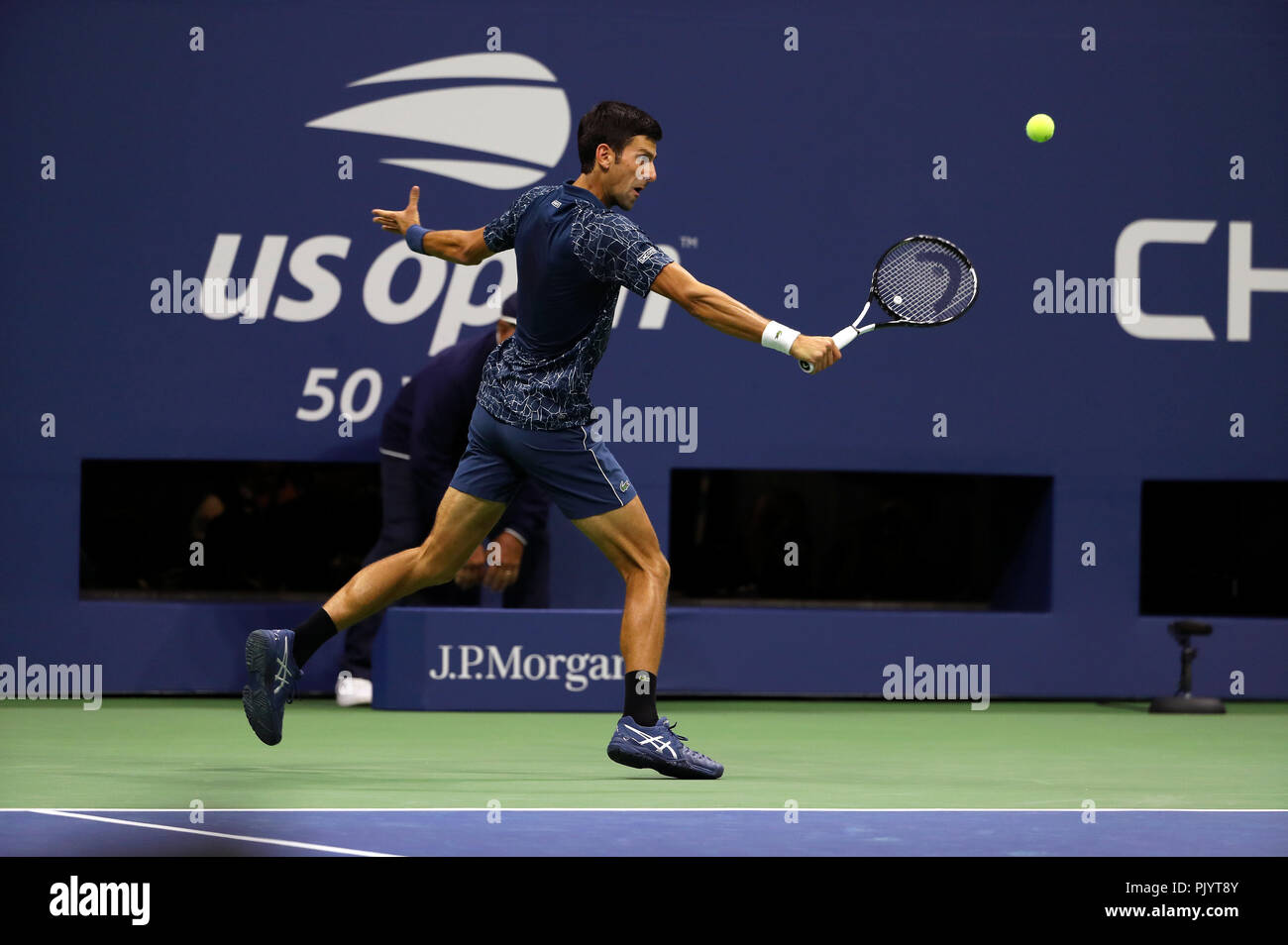 Flushing Meadows, New York, USA. 9 septembre 2018 : US Open de Tennis : Novak Djokovic de Serbie hits une backhnd retour à Juan Martin del Potro, de l'Argentine à l'US Open finale chez les hommes. Djokovic a remporté le match en trois sets pour recueillir son troisième US Open, et le 14ème titre du Grand Chelem. Crédit : Adam Stoltman/Alamy Live News Banque D'Images