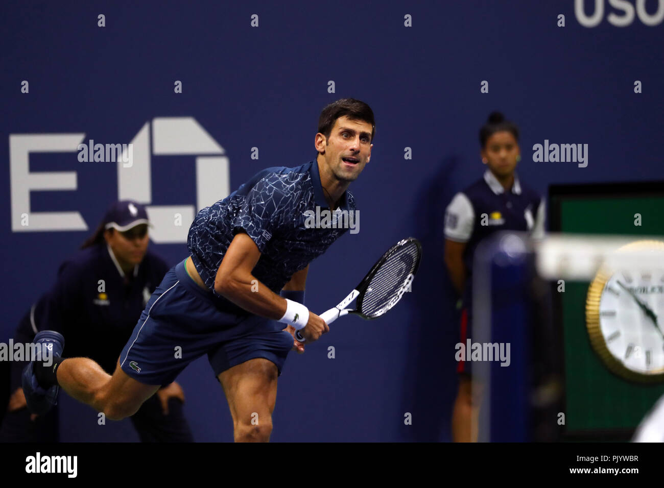 Flushing Meadows, New York, USA. 9 septembre 2018 : US Open de Tennis : Novak Djokovic de Serbie servant à Juan Martin del Potro de l'Argentine à l'US Open finale chez les hommes. Djokovic a remporté le match en 5 sets pour réclamer son troisième US Open et 14e titre du grand chelem dans l'ensemble. Crédit : Adam Stoltman/Alamy Live News Banque D'Images