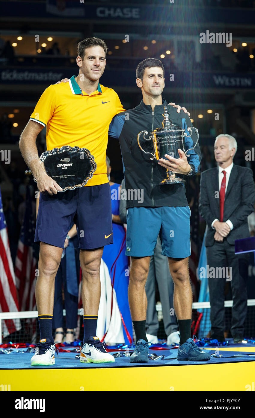 New York, NY - 9 septembre 2018 : Novak Djokovic de Serbie & Juan Martin del Potro, de l'Argentine tenir leurs trophées après le final unique de l'US Open 2018 contre à l'USTA Billie Jean King National Tennis Center Crédit : lev radin/Alamy Live News Banque D'Images