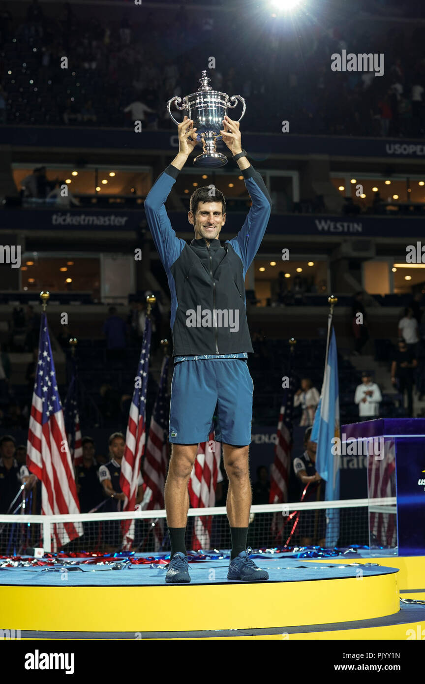 New York, NY - 9 septembre 2018 : Novak Djokovic de Serbie est titulaire après avoir remporté le trophée final unique des hommes de l'US Open 2018 contre Juan Martin del Potro l'Argentine à l'USTA Billie Jean King National Tennis Center Crédit : lev radin/Alamy Live News Banque D'Images
