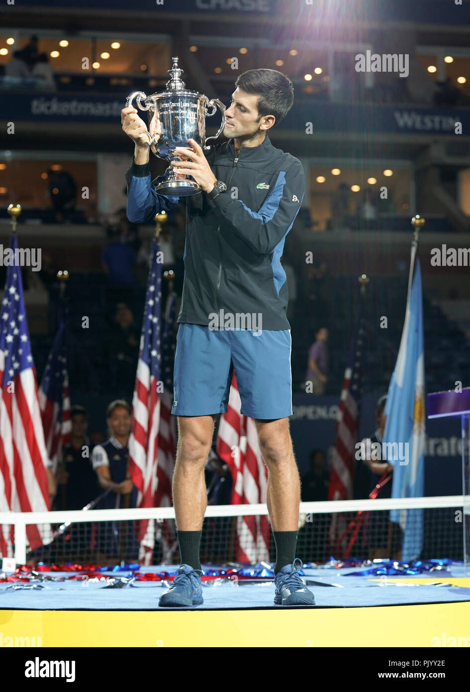 New York, NY - 9 septembre 2018 : Novak Djokovic de Serbie est titulaire après avoir remporté le trophée final unique des hommes de l'US Open 2018 contre Juan Martin del Potro l'Argentine à l'USTA Billie Jean King National Tennis Center Crédit : lev radin/Alamy Live News Banque D'Images